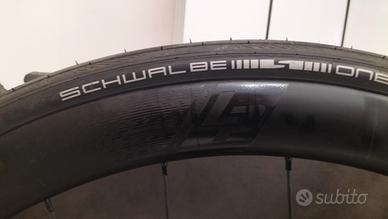 Cerchi in carbonio bici da corsa.