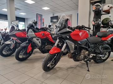 QJ Motor SRT 700 SX + tris borse in promozione