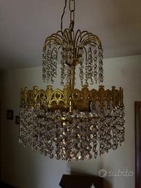 Lampadario  in ottone dorato e cristalli