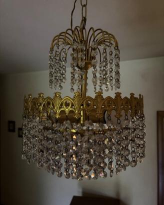 Lampadario  in ottone dorato e cristalli