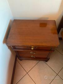coppia di comodini in stile classico  in ottime co