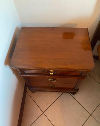 coppia di comodini in stile classico  in ottime co