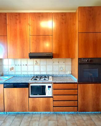 cucina in noce nazionale  piano granito sardo