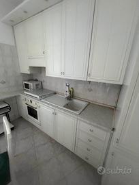 Cucina con tavolo e sedie