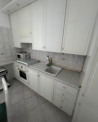 Cucina con tavolo e sedie