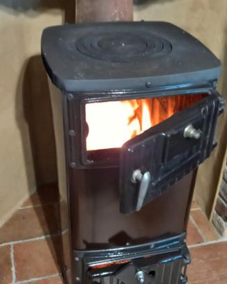 Stufa a legna con tubi 