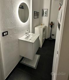 Mobile bagno bianco lucido con lavabo e rubinetto