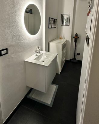 Mobile bagno bianco lucido con lavabo e rubinetto