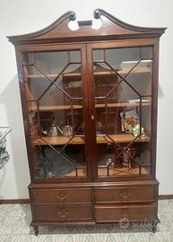 COPPIA vetrine / cristalliere con frontone a cigno