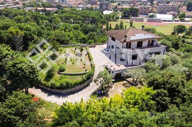 Villa di 1700 m² con più di 5 locali e box auto a 