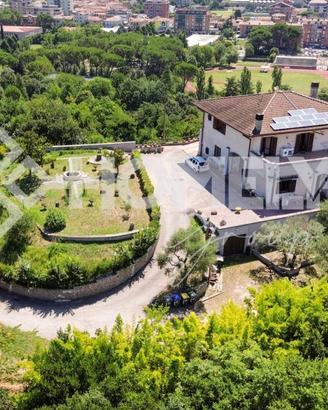 Villa di 1700 m² con più di 5 locali e box auto a 