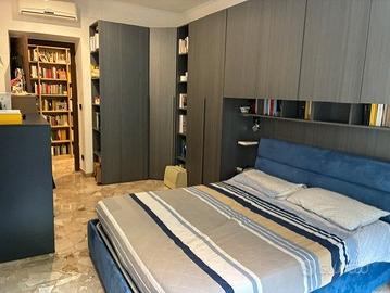 Armadio a ponte con cabina angolare e librerie