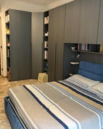 Armadio a ponte con cabina angolare e librerie