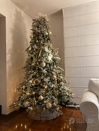 Albero di natale innevato