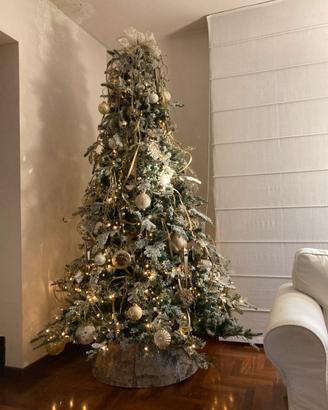 Albero di natale innevato