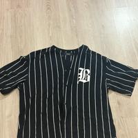 maglietta nera com righe bianche