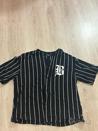 maglietta nera com righe bianche