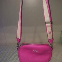 Borsa a tracolla fucsia.