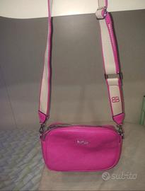 Borsa a tracolla fucsia.