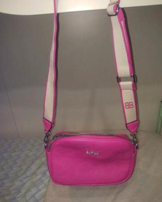 Borsa a tracolla fucsia.