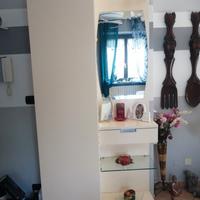 Porta abiti e scarpe scorrevole a specchio.