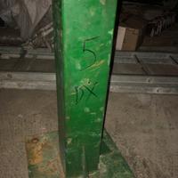 Pali quadrati legno e base ferro