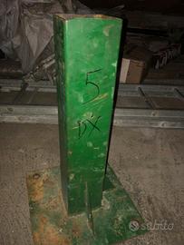 Pali quadrati legno e base ferro