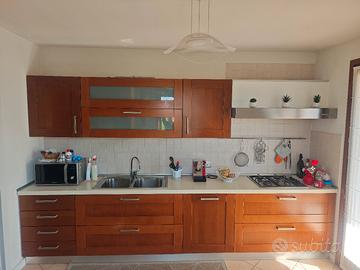 cucina in legno +tavolo e sedie 