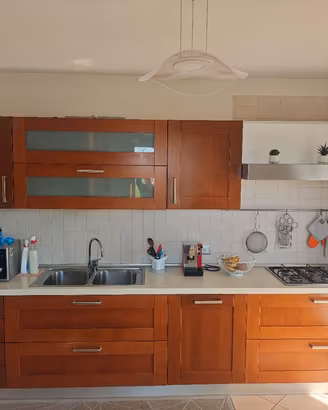 cucina in legno +tavolo e sedie 