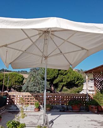 panche, ombrellone e gazebo