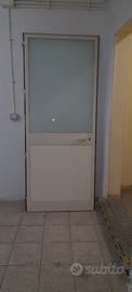 Porta in alluminio bianca con telaio 220x80 cm - V