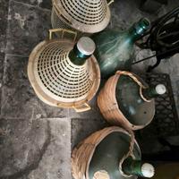 bottiglie vintage con gabbia di protezione