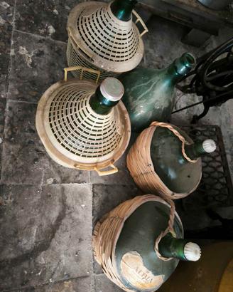 bottiglie vintage con gabbia di protezione