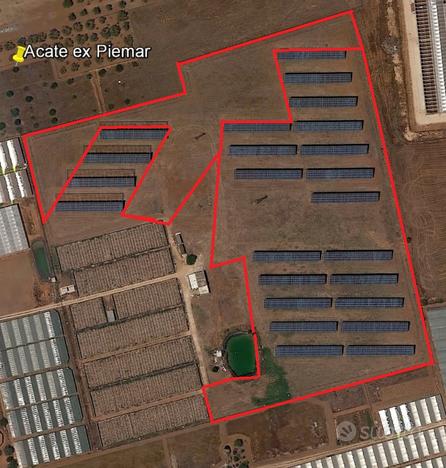 Serre fotovoltaiche e terreno agricolo con pozzo