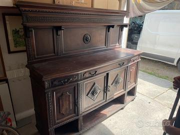 Vecchio mobile credenza