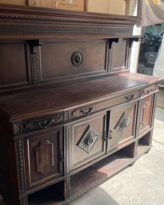 Vecchio mobile credenza