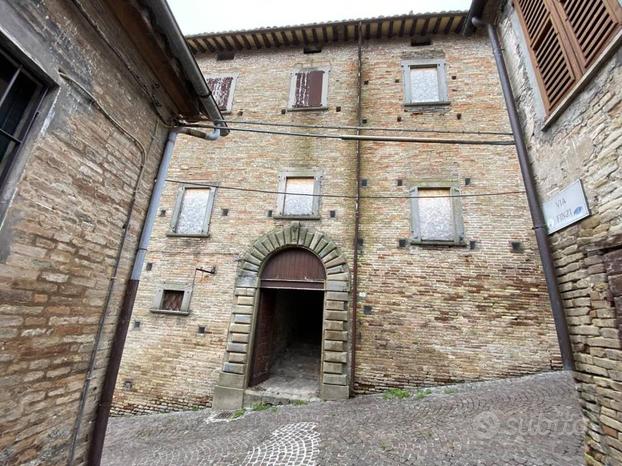 In asta palazzo storico del 1500 a San Lorenzo in