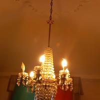 antico lampadario con gocce di cristallo 