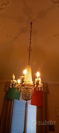 antico lampadario con gocce di cristallo 
