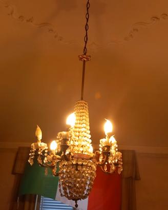 antico lampadario con gocce di cristallo 