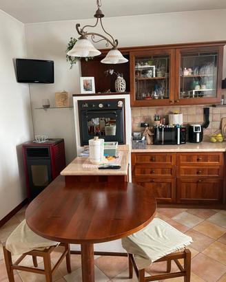 cucina in noce e finta muratura 
