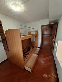 letto a castello con comodino e cassetti nascosti