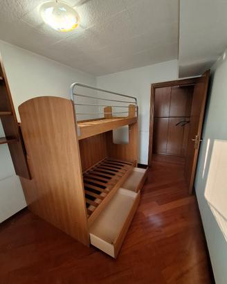 letto a castello con comodino e cassetti nascosti