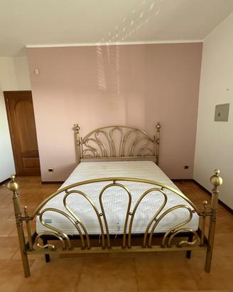Letto matrimoniale ottone satinato completo