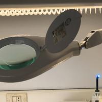 LAMPADA A LED CON LENTE D'INGRANDIMENTO