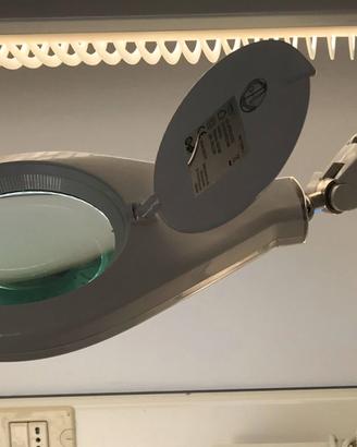 LAMPADA A LED CON LENTE D'INGRANDIMENTO