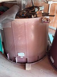 Mola e cisterna per mosto d uva