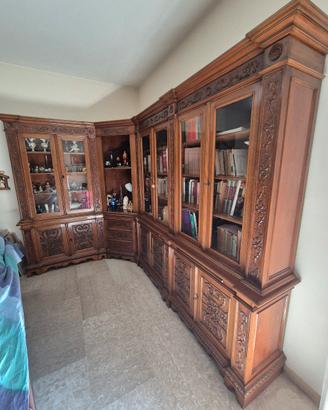 LIBRERIA CON VETRINE AD ANGOLO