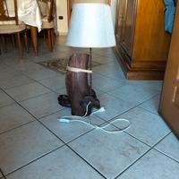 lampada da tavolo in legno di mare con paralume