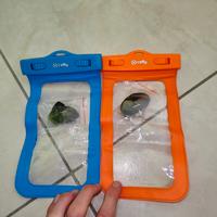 coppia di custodie impermeabili per smartphone 